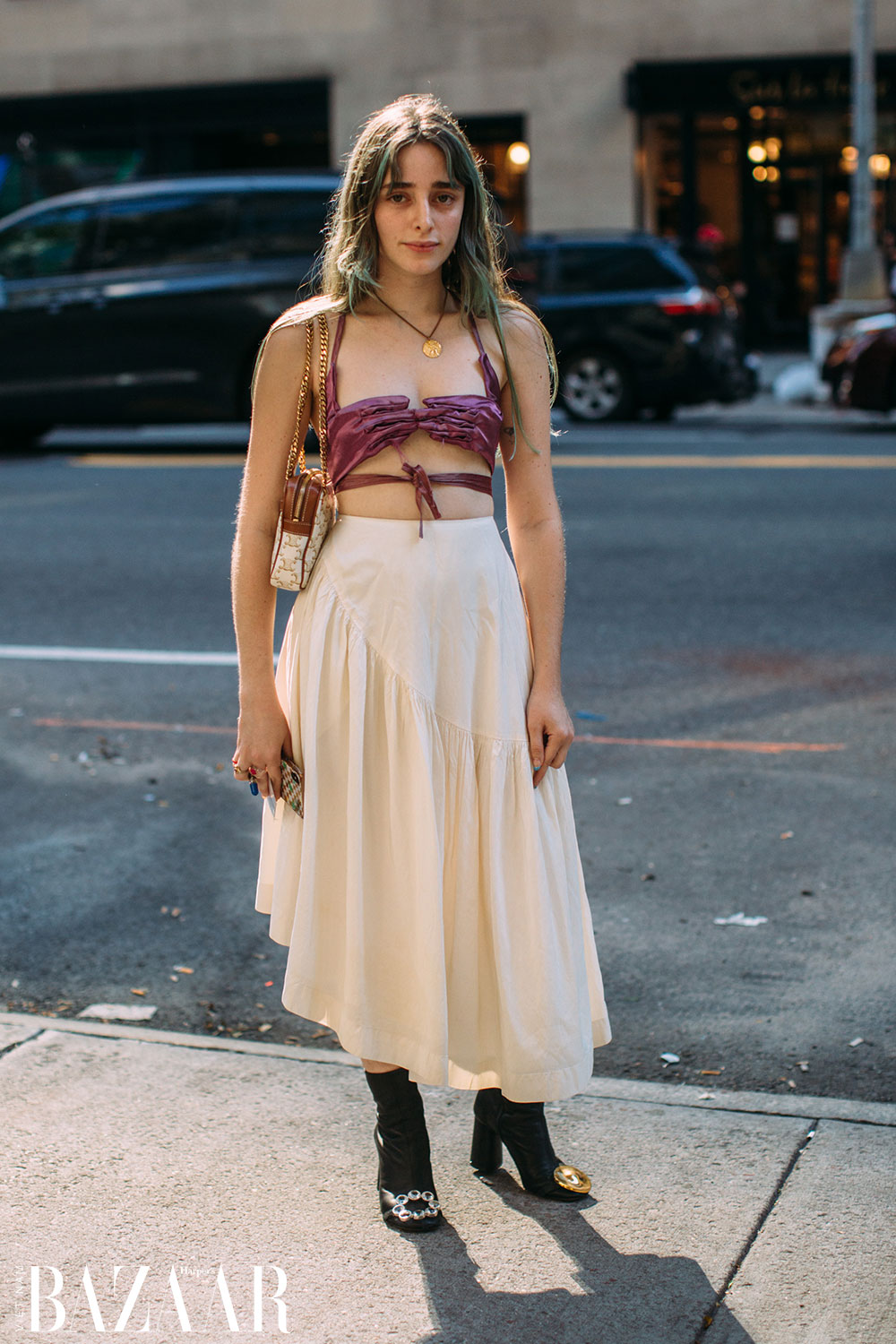 Fashionista chuộng street style hở eo tại tuần lễ New York Xuân Hè 2022