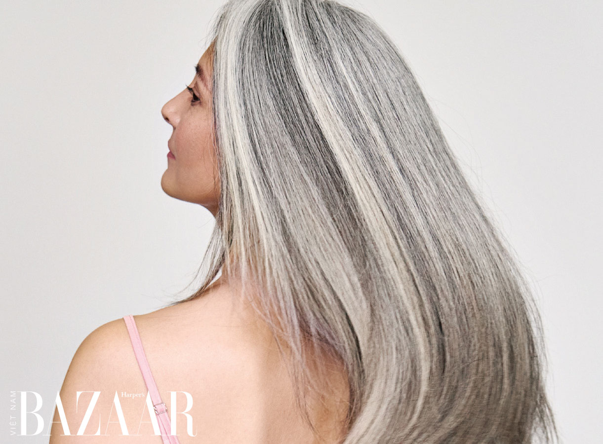 Tạo điểm nhấn cho phong cách của bạn bằng cách nhuộm tóc bạc và hãy xem hình về chăm sóc tóc bạc để giữ cho mái tóc luôn bóng mượt và không bị gãy rụng. Sáng tạo và nổi bật trong mọi hoàn cảnh với làn tóc bạc rực rỡ!
