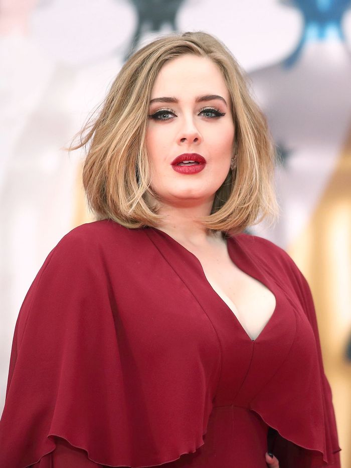 Kiểu tóc dài chấm vai giúp gương mặt Adele gọn gàng hơn