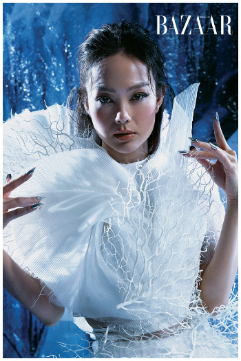 Minh Hằng kiêu kỳ như Nữ hoàng băng tuyết trên bìa Harper’s Bazaar Vietnam