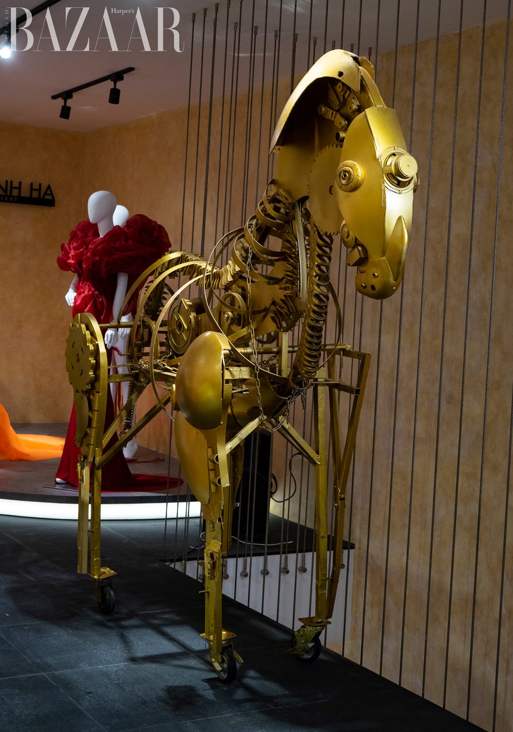 Chú ngựa vàng gợi nhớ Fashion Voyage 2 tại Hạ Long.