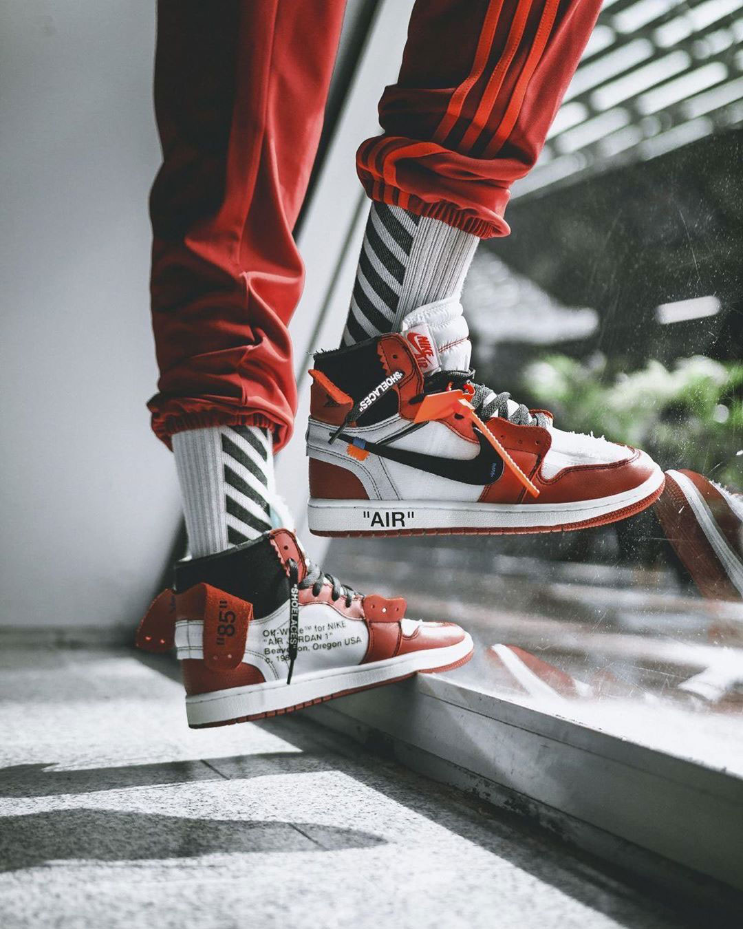 Giày Air Jordan 1 là thiết kế kinh điển của hãng Nike, được đánh giá là một trong những đôi giày đá banh đẹp nhất mọi thời đại. Hãy ngắm nhìn từng chi tiết của đôi giày này: chất liệu cao cấp, thiết kế đặc trưng, đường chỉ may chắc chắn,... Tất cả đều khiến giày Air Jordan 1 trở thành một tác phẩm nghệ thuật.