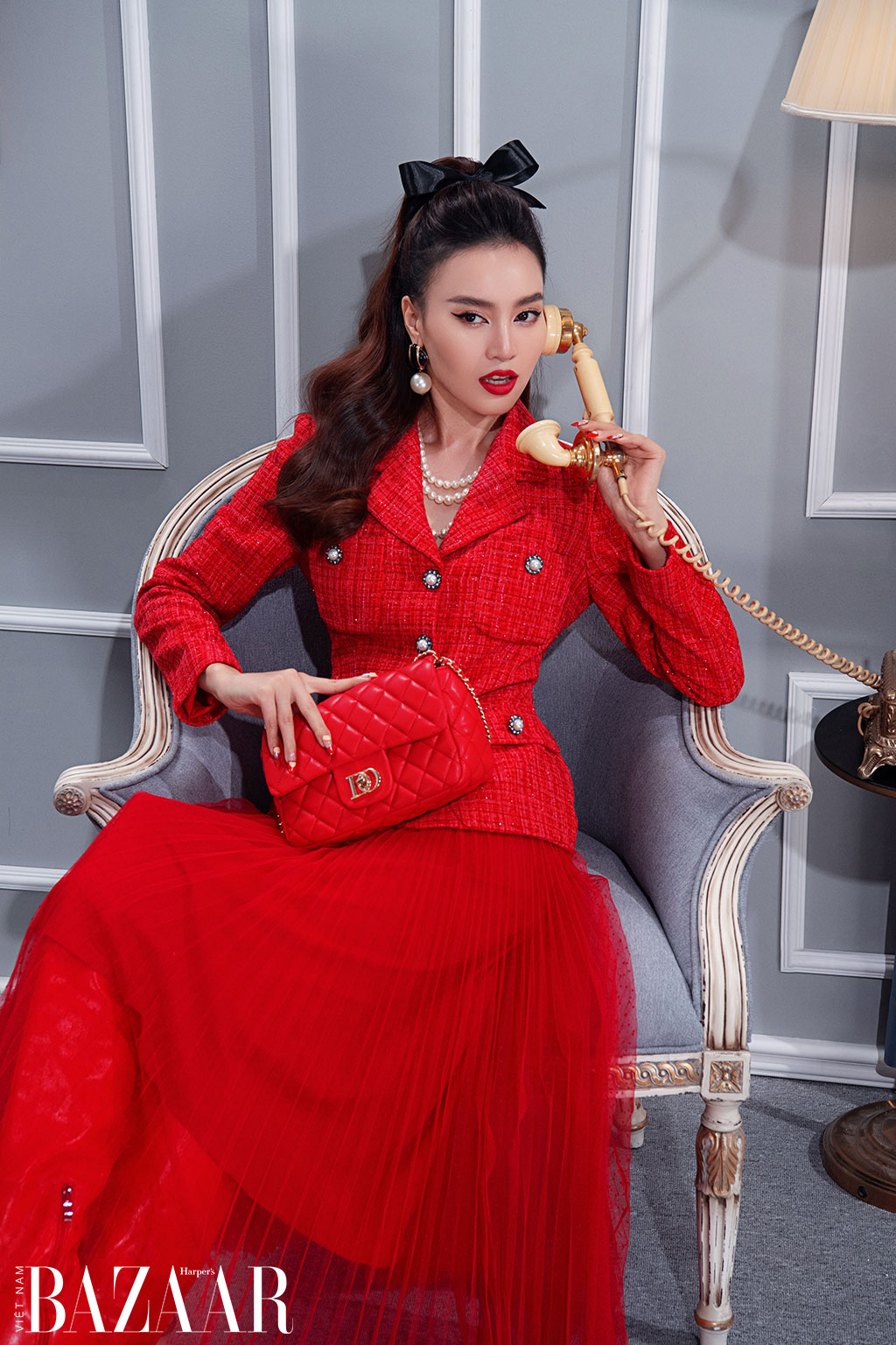 Ninh Dương Lan Ngọc gợi ý cách ăn mặc phong cách retro với suit vải tweed SIXDO Thu Đông 2021