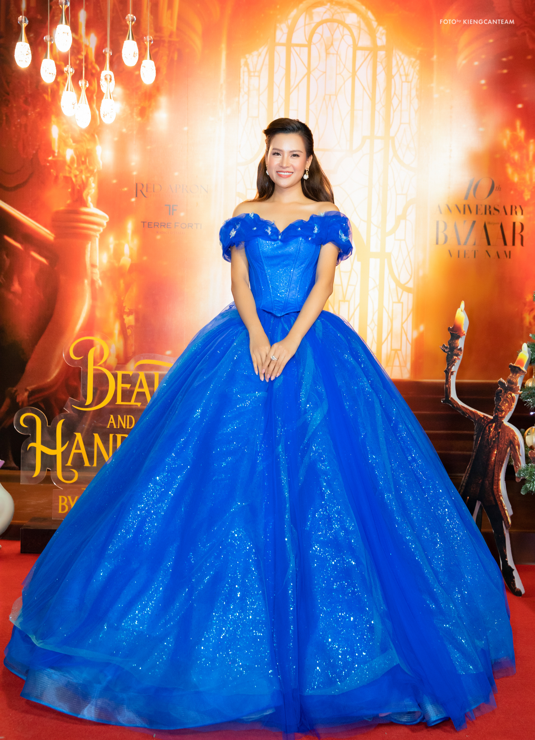 Chiếc váy đầm xanh lộng lẫy giúp Hoa Thái tựa như nàng công chúa bước ra từ câu chuyện cổ tích.