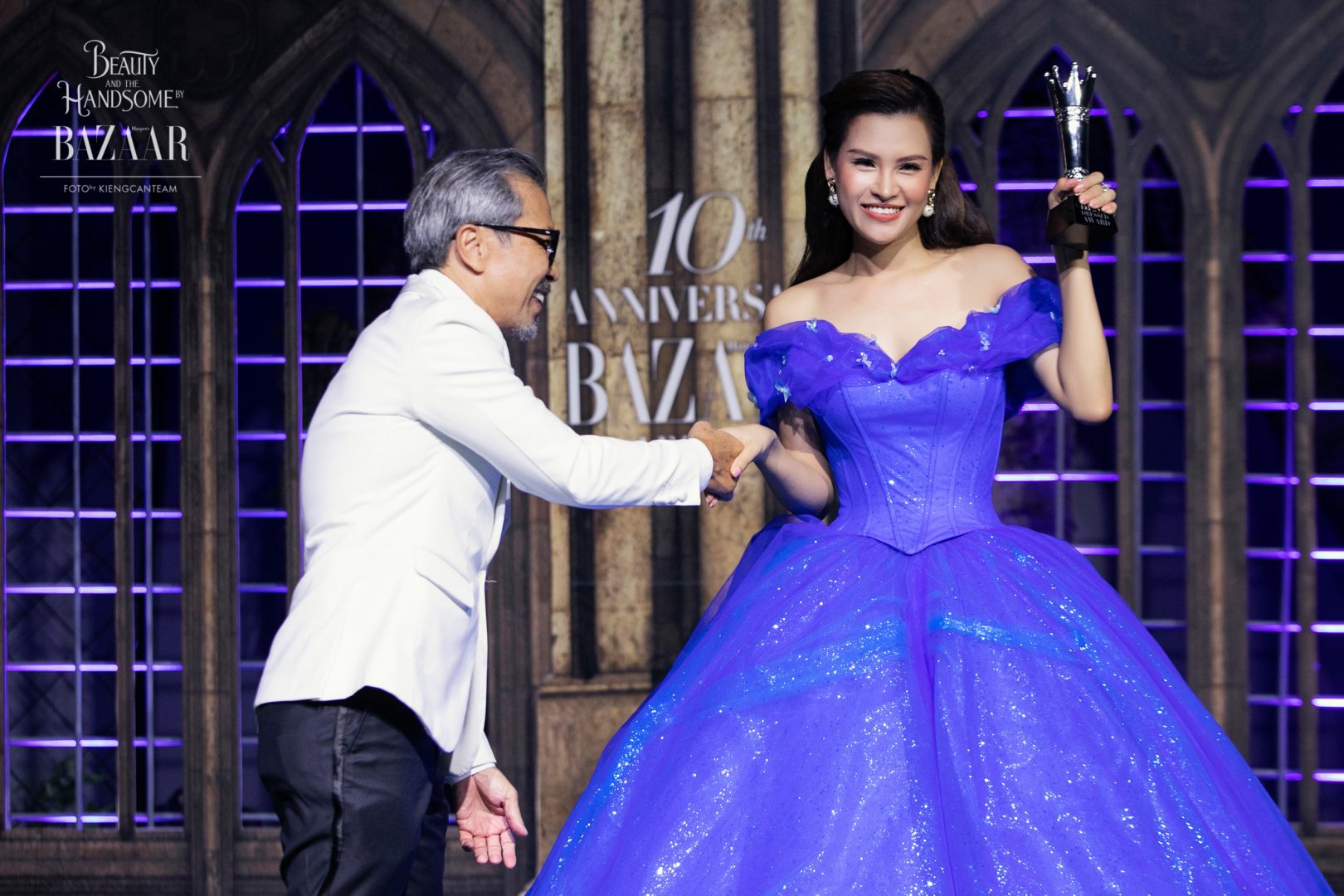 Fashionisto Thuận Nguyễn trao giải thưởng Best Dressed cho Hoa Thái.