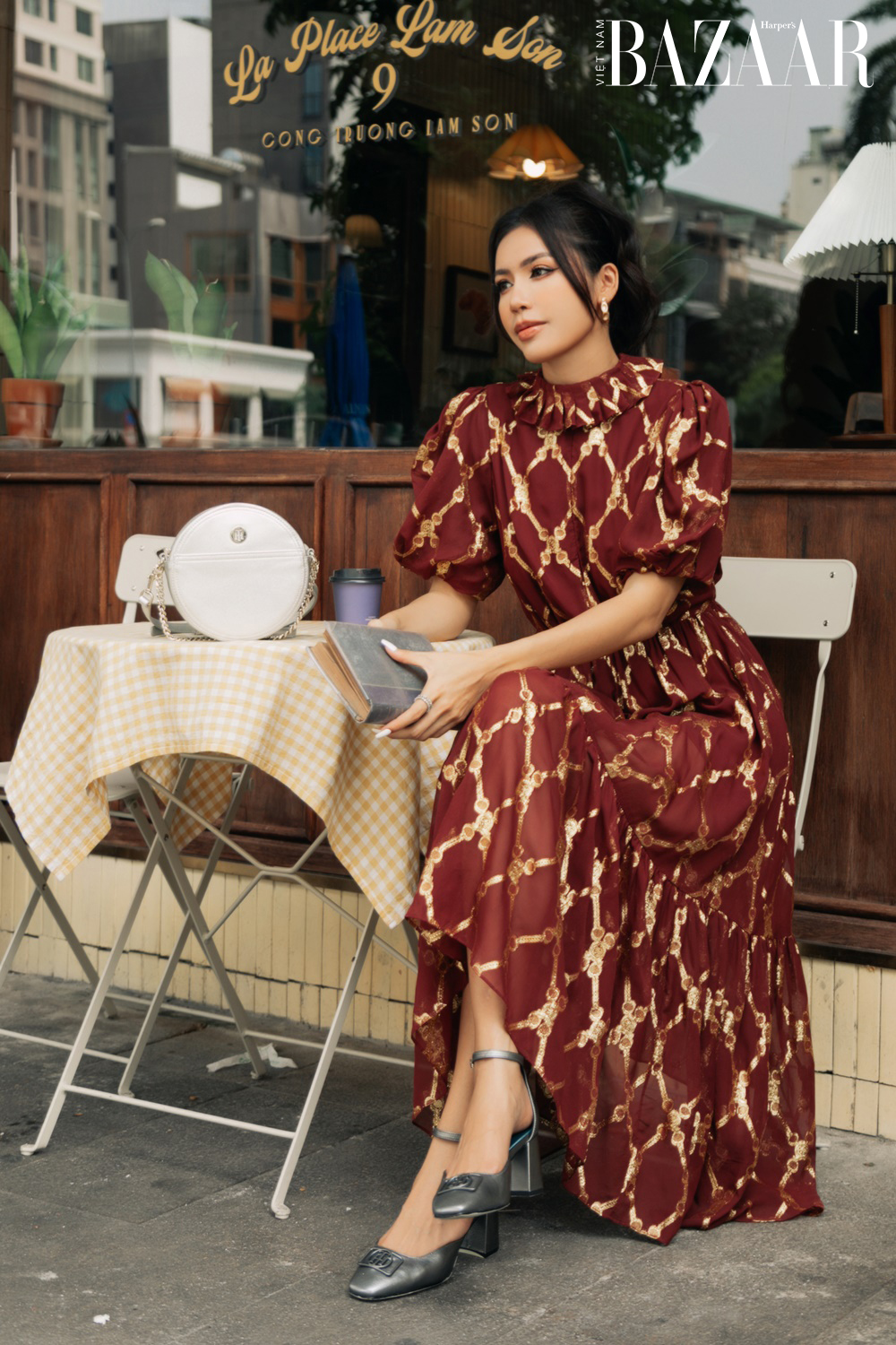 Harper's Bazaar_Siêu mẫu Minh Tú dạo phố ngày Tết_2