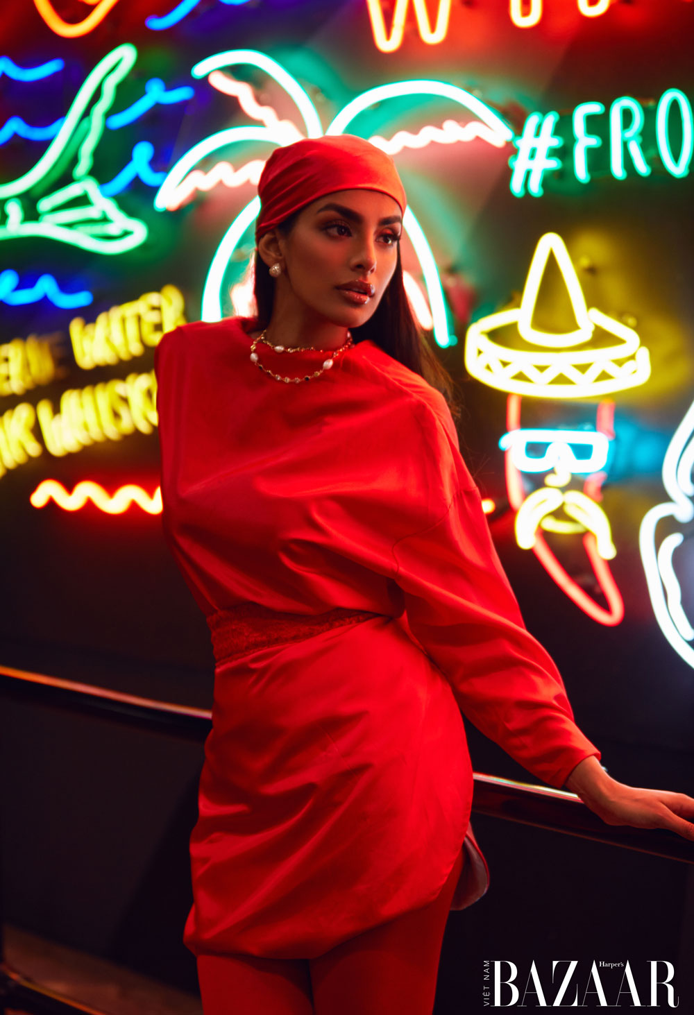 Seema Bansal trong bộ trang phục đỏ