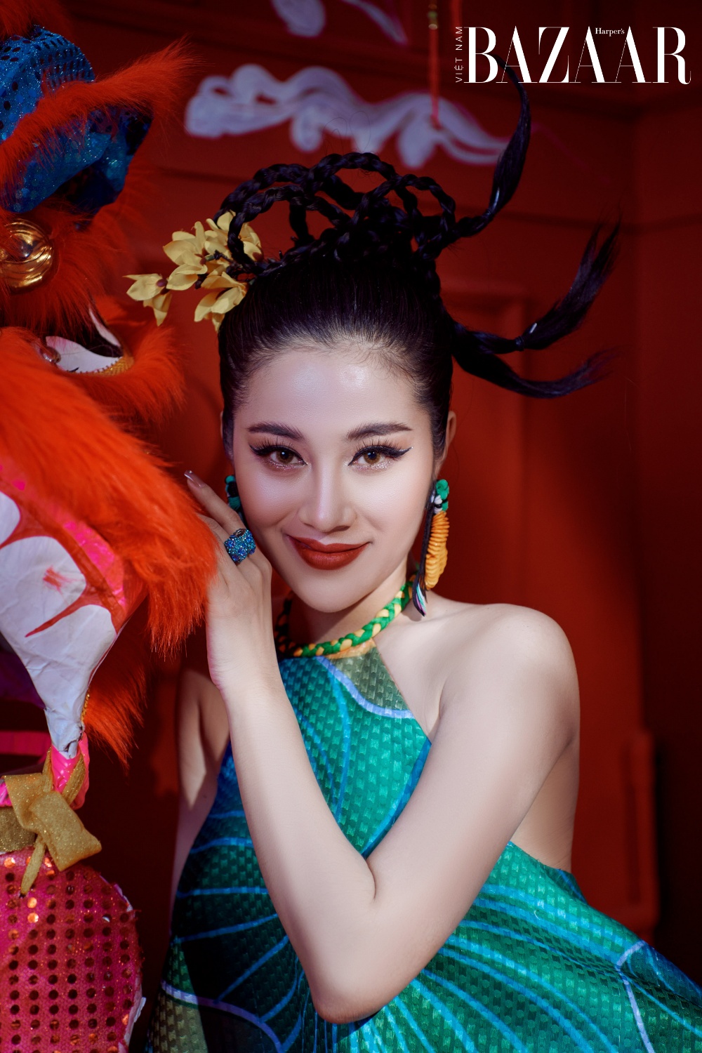 Hoa hậu Tiểu Vy đẹp đằm thắm gợi ý áo dài đón Tết Nguyên Đán 2021