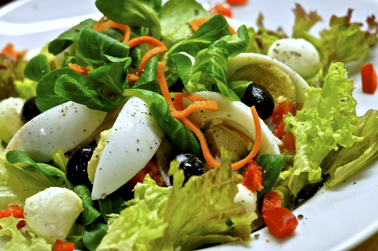 Cách làm salad giảm cân với trứng và rau củ