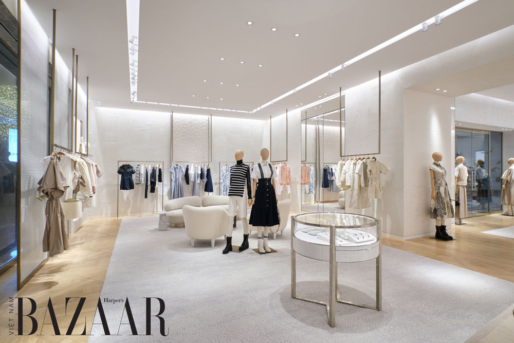 Khu trưng bày các bộ sưu tập quần áo may sẵn của thương hiệu Dior dành cho nữ.