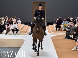 Chanel Haute Couture Xuân Hè 2022: Cháu gái Grace Kelly chiếm spotlight