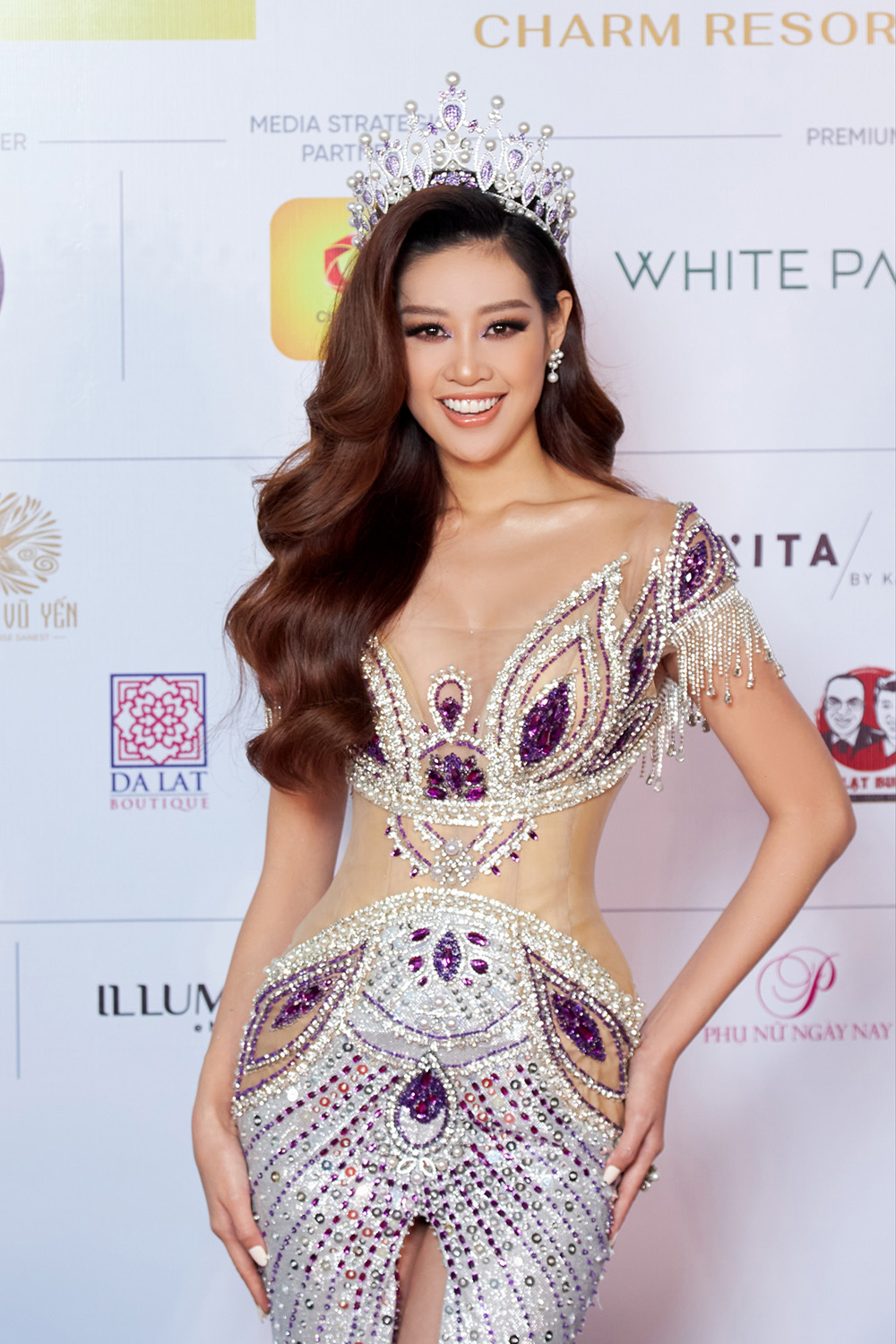 Hoa hậu Nguyễn Thúc Thùy Tiên đẹp cuốn hút ở Tây Ban Nha