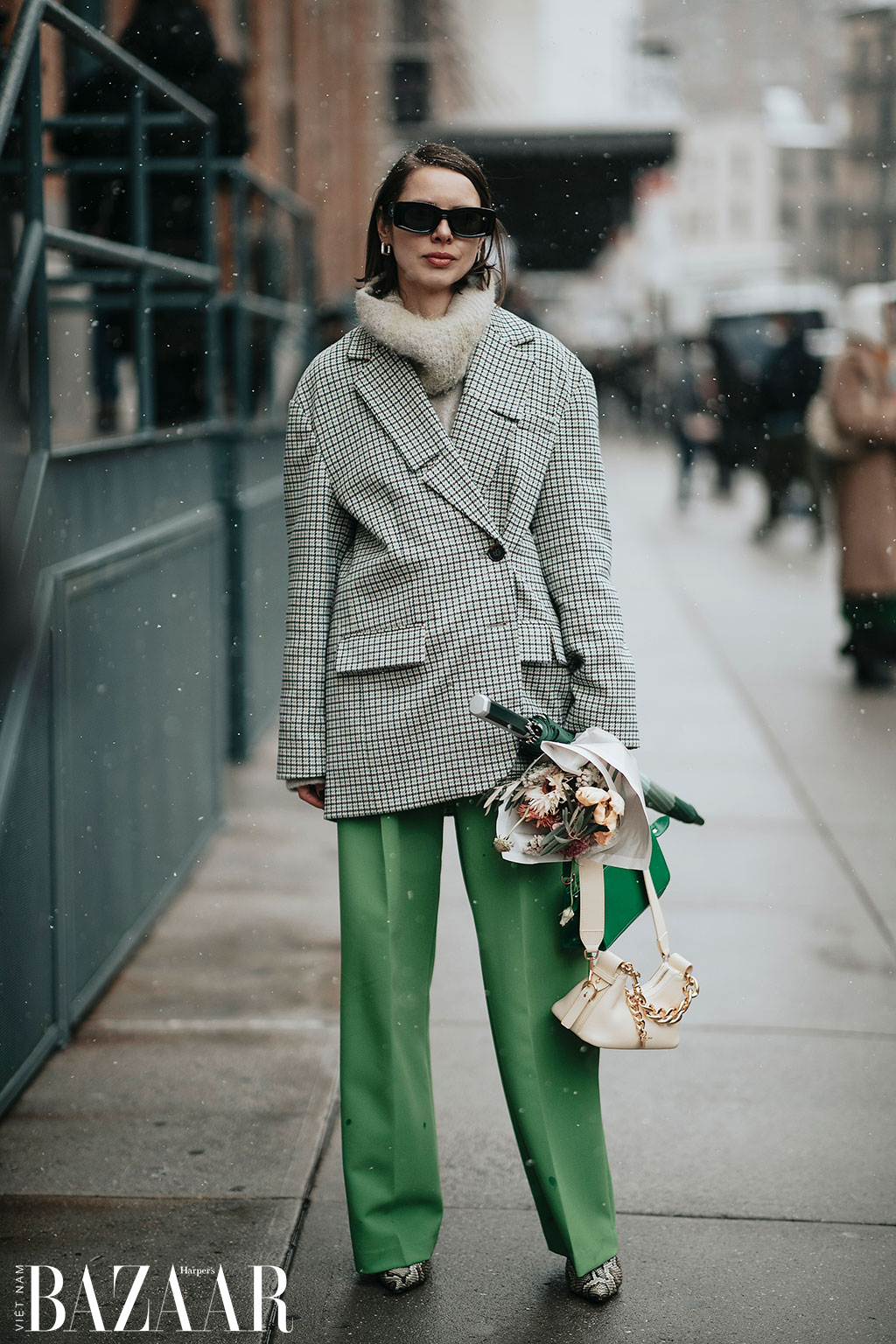 Màu xanh làm sáng bừng street style tuần lễ thời trang New York Thu Đông 2022