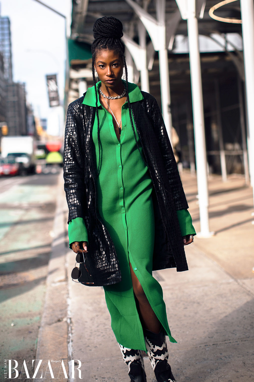 Màu xanh làm sáng bừng street style tuần lễ thời trang New York Thu Đông 2022