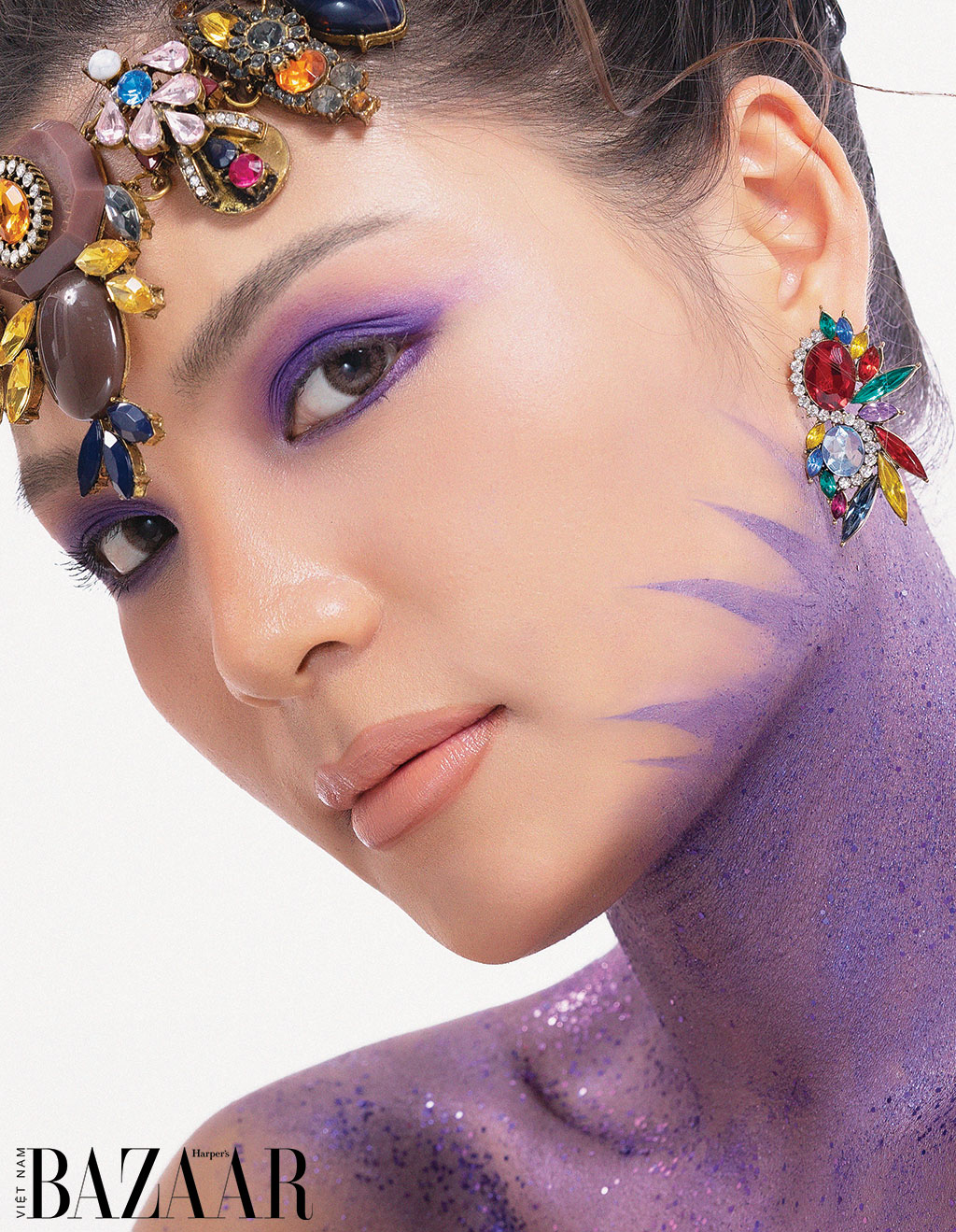 harpers bazaar vietnam trang diem mau tim veri peri 01 - Trang điểm mắt với màu tím Veri Peri, màu của năm 2022