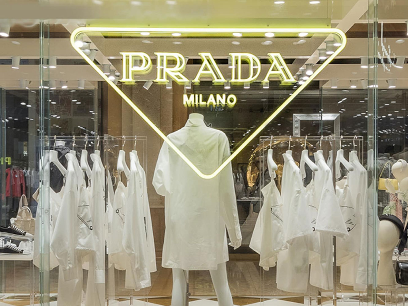 Thiết kế logo theo trào lưu tối giản như Prada | Harper's Bazaar Việt Nam