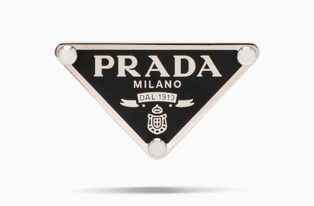 Thiết kế logo theo trào lưu tối giản như Prada | Harper\'s Bazaar ...
