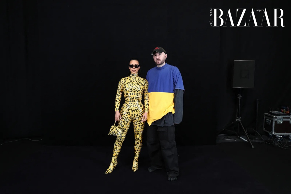 Kim Kardashian quấn băng dính kín người dự show Balenciaga Thu Đông 2022