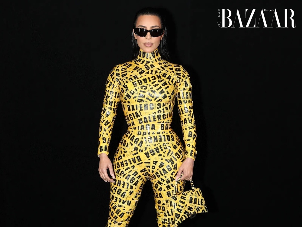Kim Kardashian quấn băng dính dự show Balenciaga Thu Đông 2022