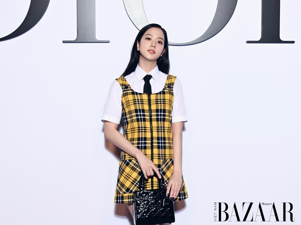 Top 1 trending toàn cầu: Jisoo tại show Dior Thu Đông 2022 ở tuần lễ thời trang Paris