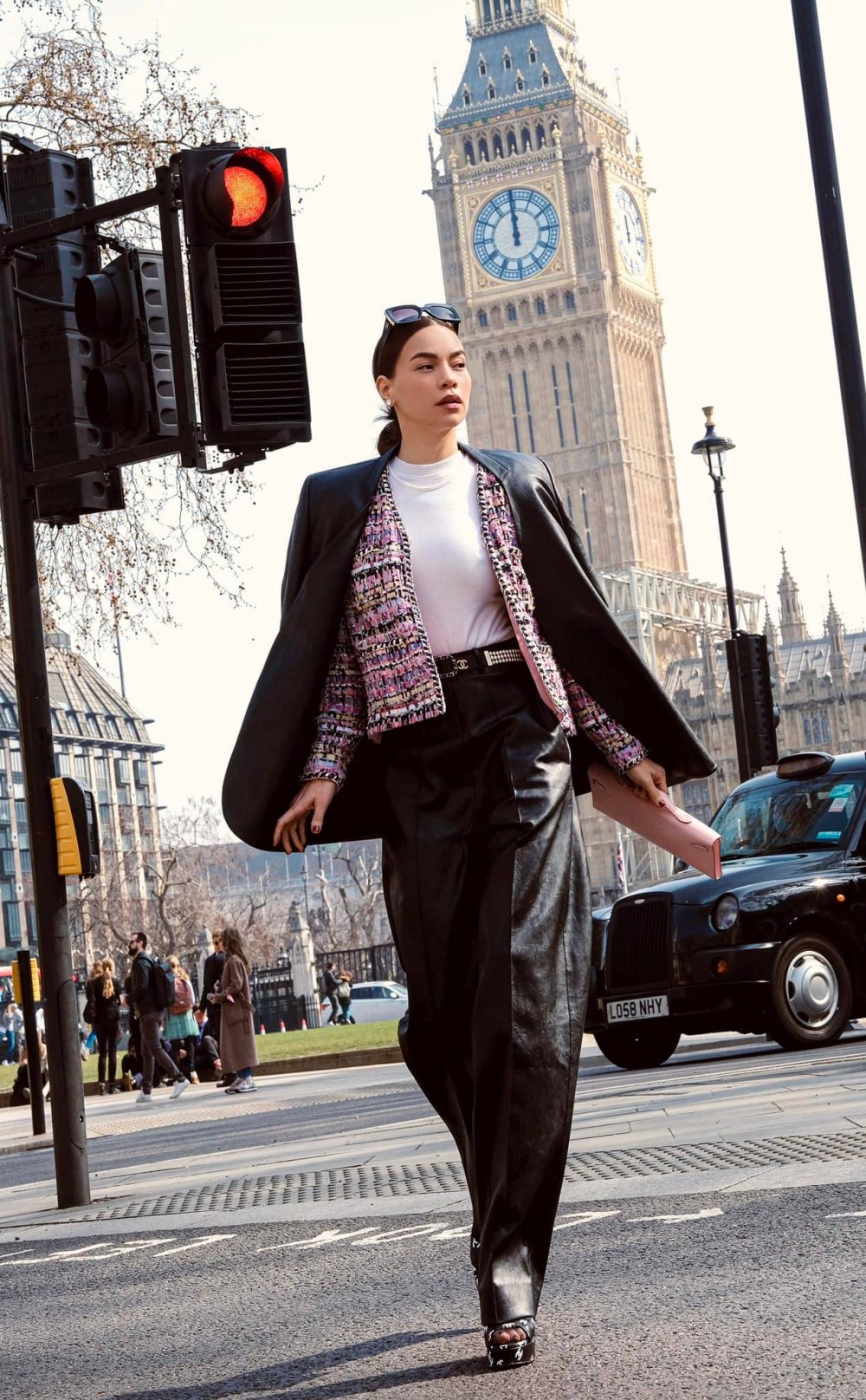 BZ-street-style-cua-ho-ngoc-ha-tai-london-feature-chanel-jacket-multicolor