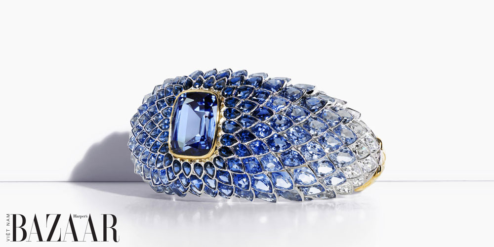 Vòng tay vàng và bạch kim đính viên spinel xanh với giác cắt cushion, sapphire và kim cương từ bộ sưu tập trang sức cao cấp 2015 Blue Book, Tiffany & Co