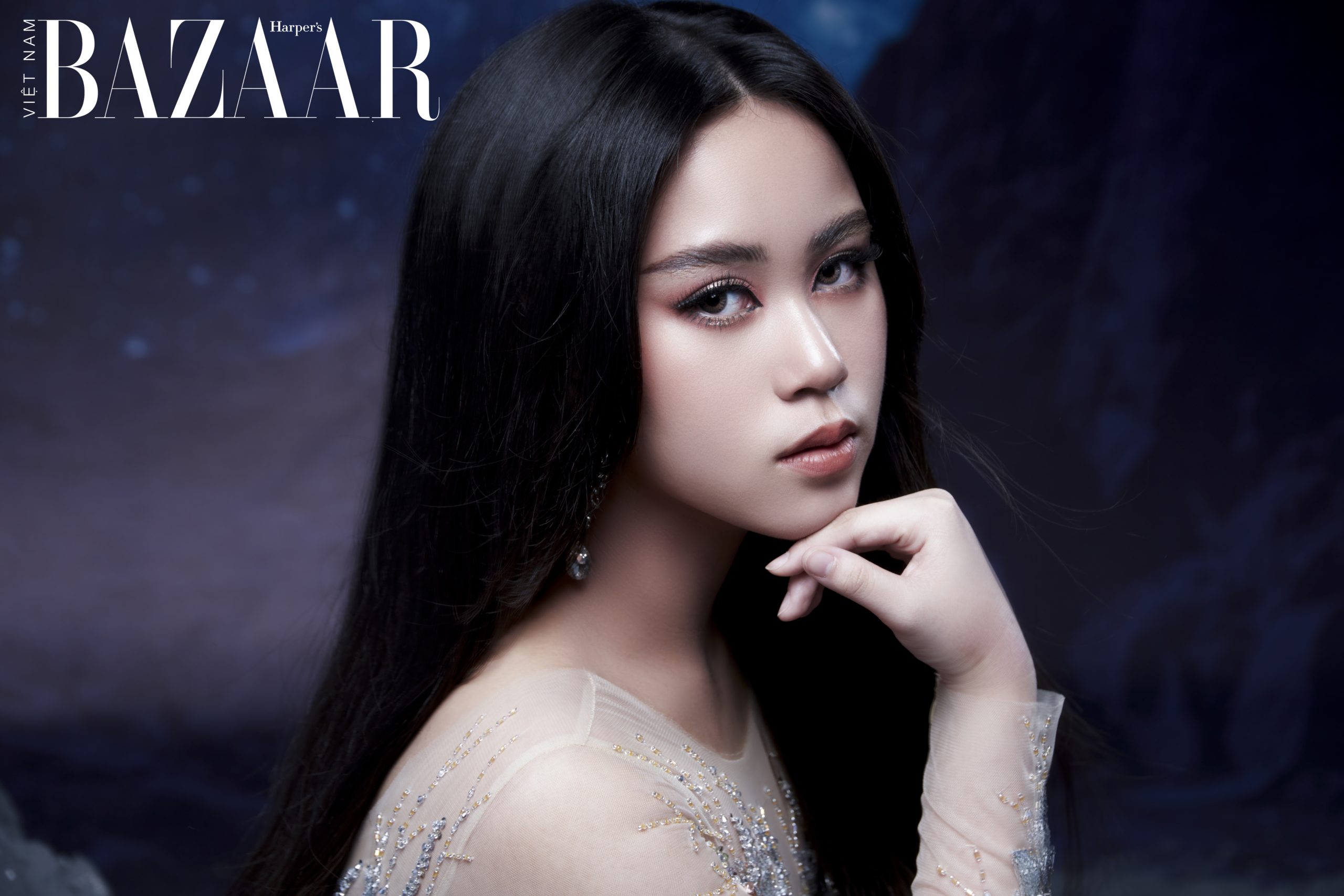 (Harper's Bazaar) Bella Vũ mặc thiết kế của Nguyễn Minh Tuấn, chụp cùng vương miện Miss Eco Teen International 2021