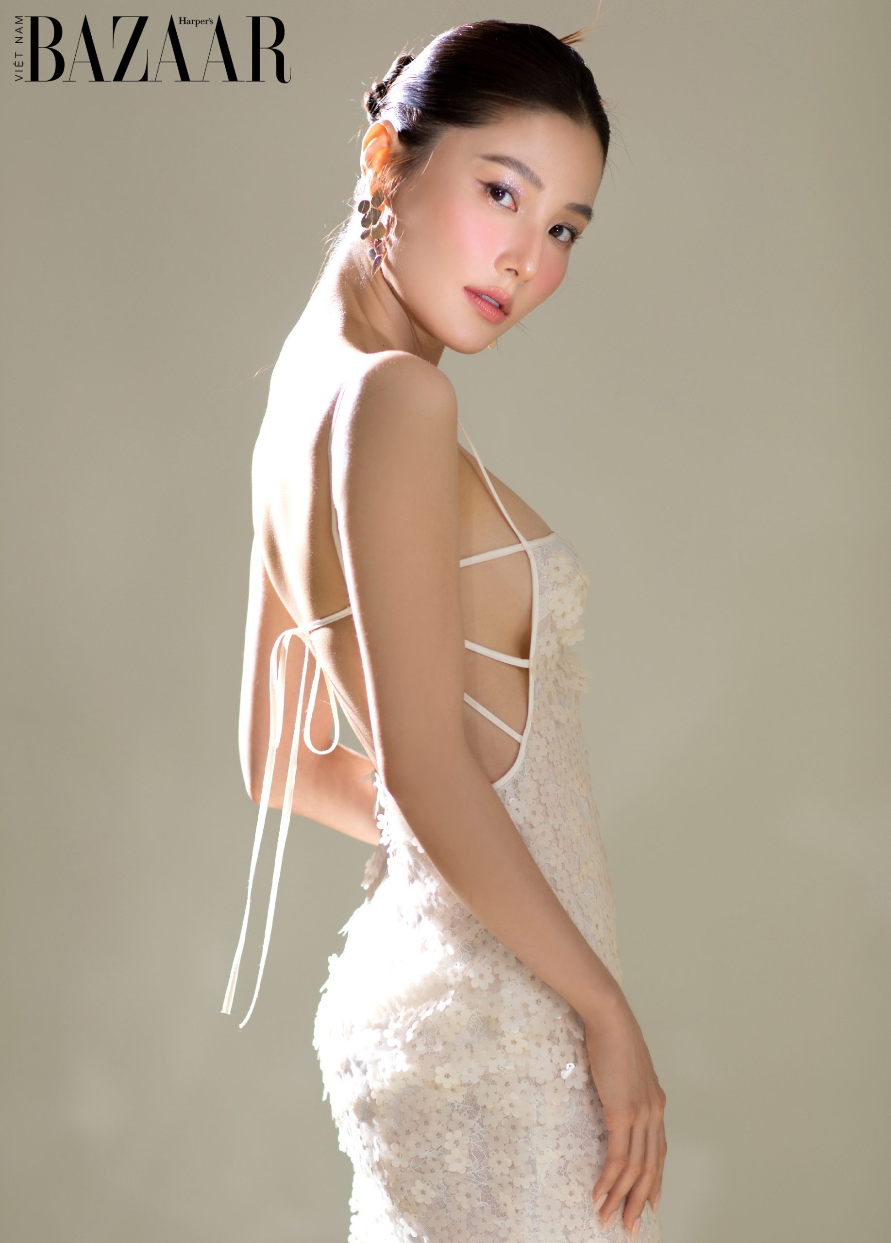 Harper's Bazaar_Diễm my 9x gợi ý trang phục màu trắng mùa hè Elpis_3