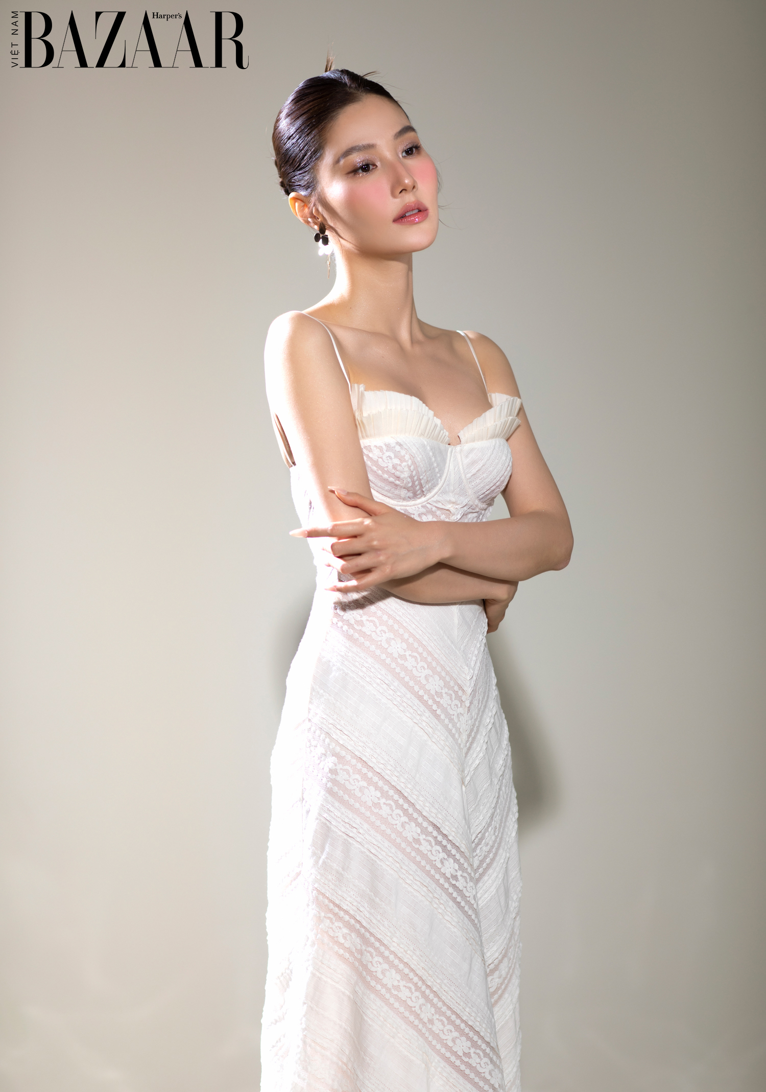 Harper's Bazaar_Diễm my 9x gợi ý trang phục màu trắng mùa hè Elpis_4