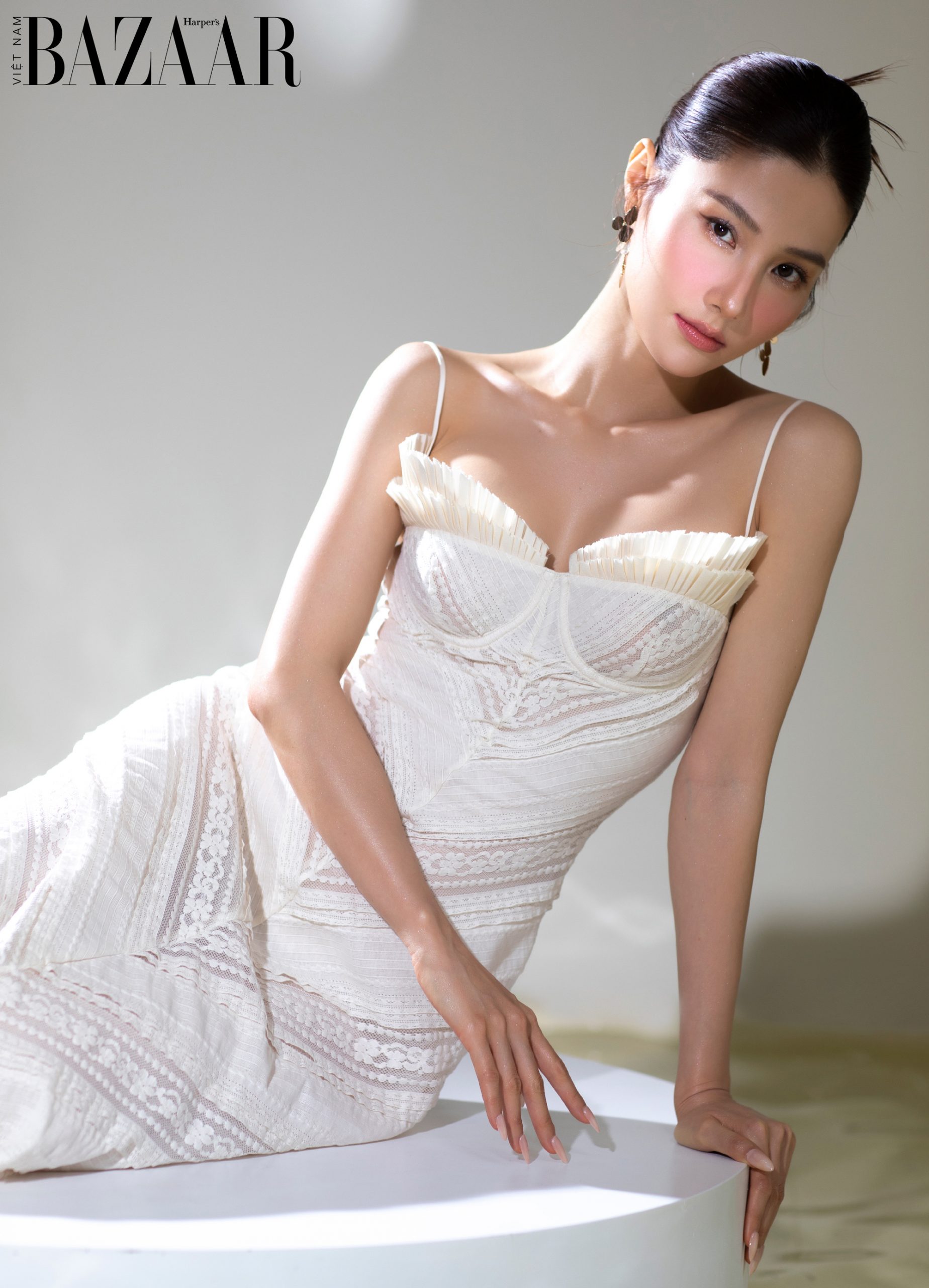 Harper's Bazaar_Diễm my 9x gợi ý trang phục màu trắng mùa hè Elpis_5