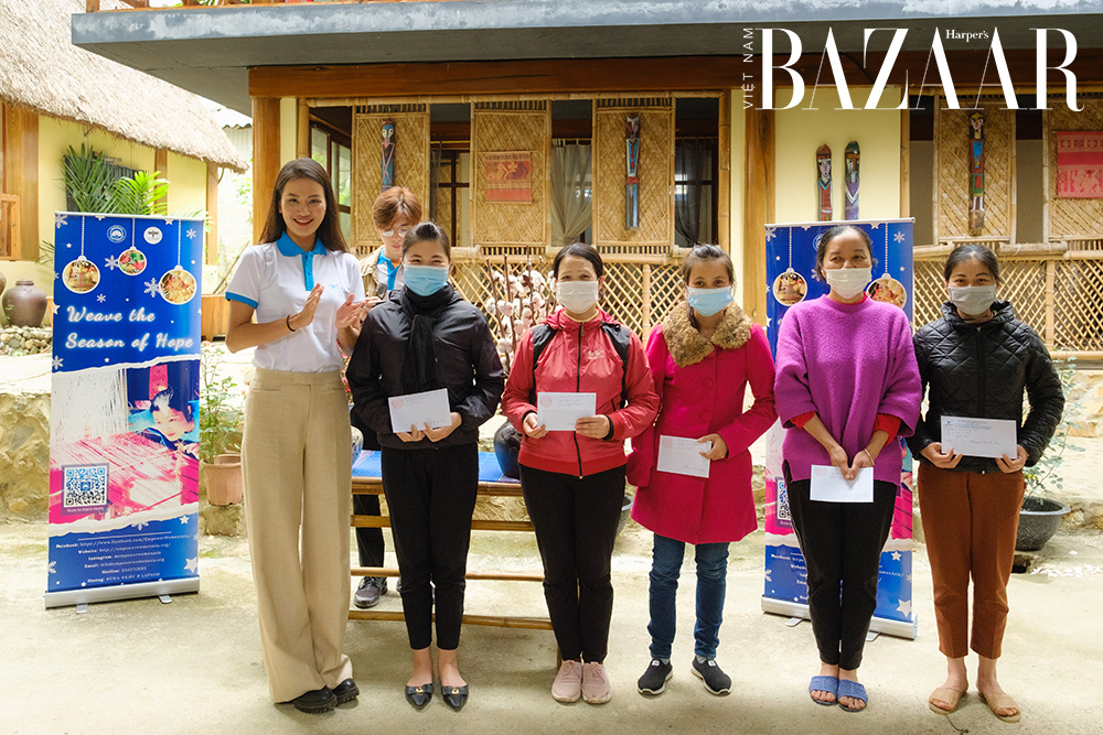  Hương Ly cùng Empower Woman trao quỹ cho chị em làng dệt Mai Châu