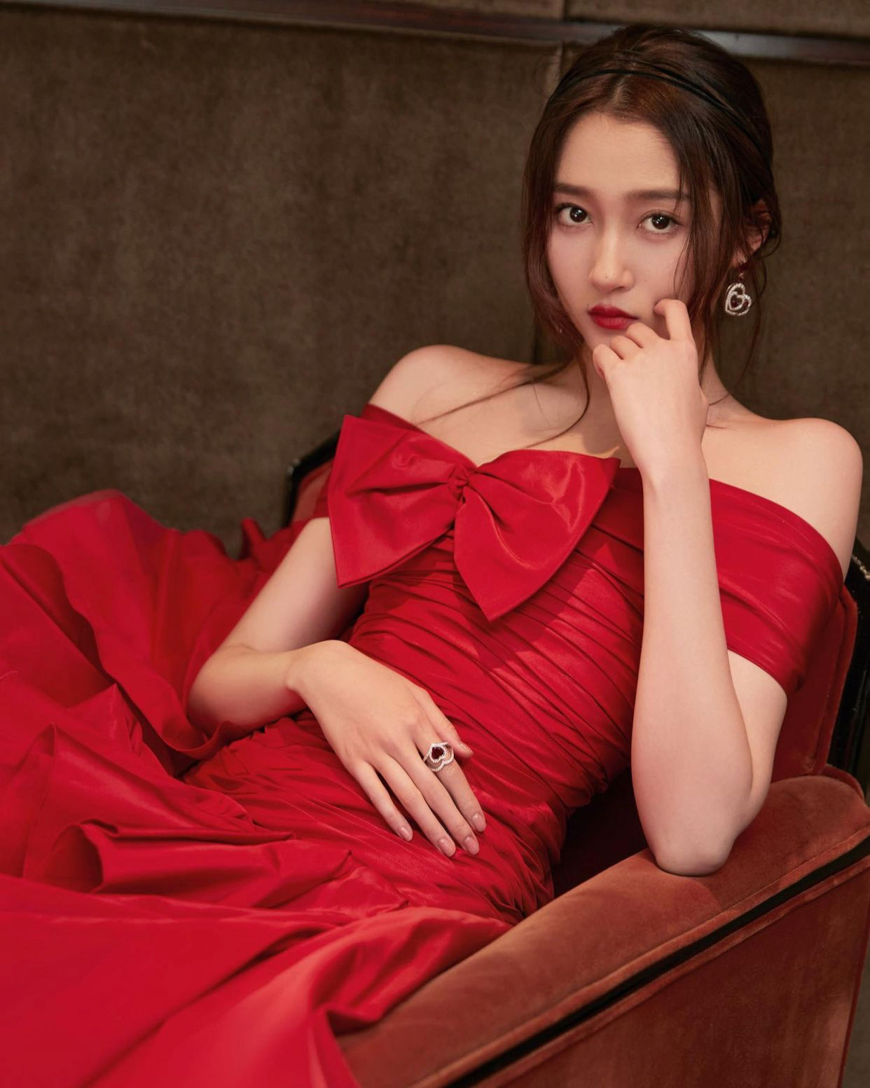 Quan Hiểu Đồng lộ vai thô Thư Kỳ rườm rà với 2 chiếc váy nhưng đây mới là  mỹ nhân đẹp nhất thảm đỏ LHP Bắc Kinh  GUUvn