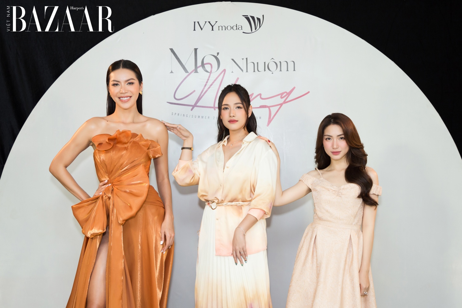 Siêu mẫu Minh Tú, Ca sĩ cara, ca sĩ Hòa Minzy tại show diễn IVY Moda Xuân Hè 2022 