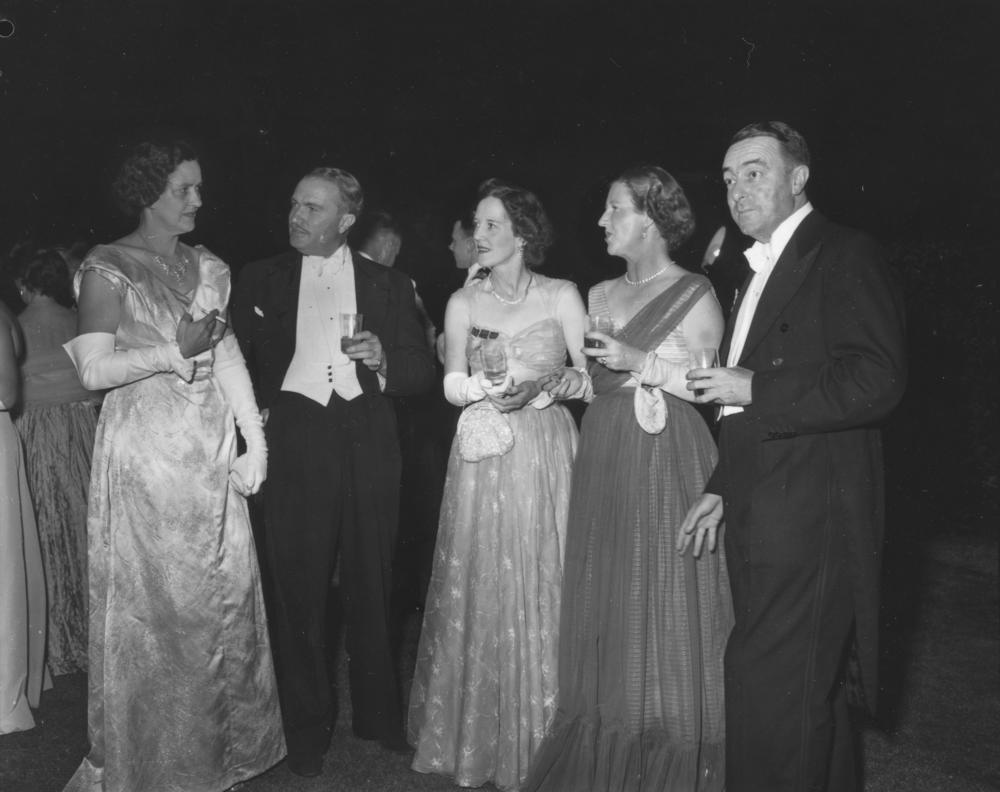 BZ-dress-code-white-tie-met-gala-2022-Guests-at-the-Royal-Ball-Brisbane-1954