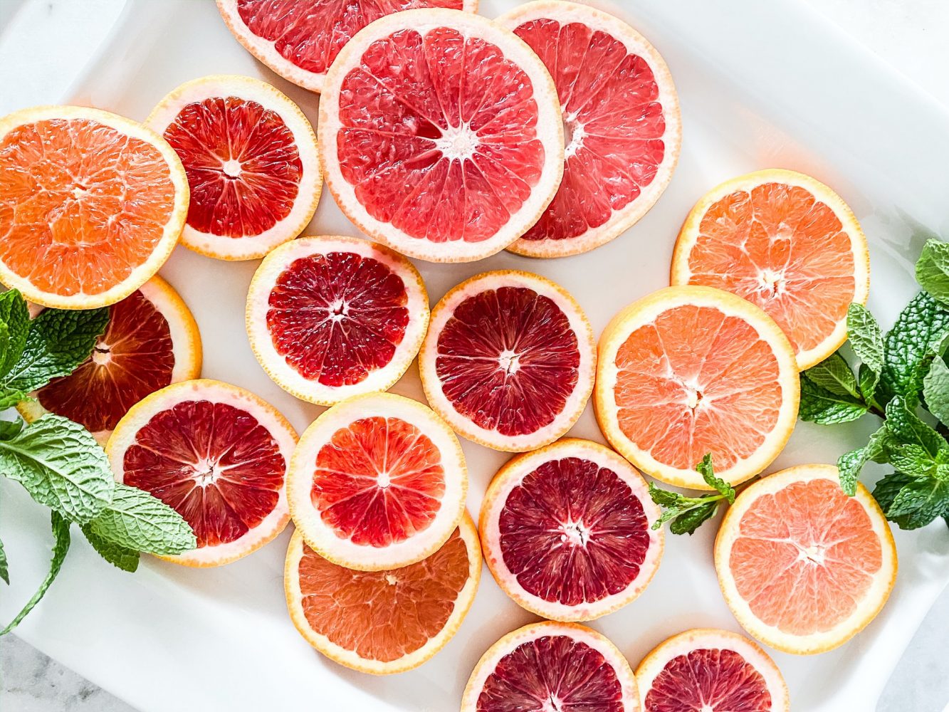 Ăn và uống các thực phẩm chứa nhiều vitamin C