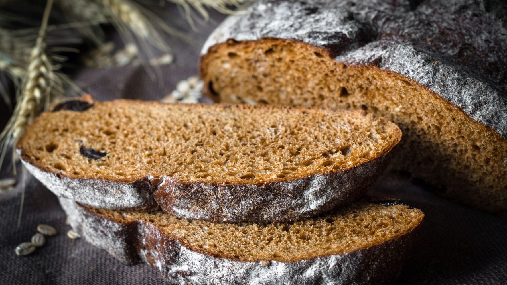 Bánh mì nguyên cám là món ăn giàu protein cho người giảm cân