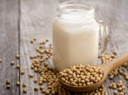 lợi ích và tác hại của sữa đậu nành đối với nữ giới