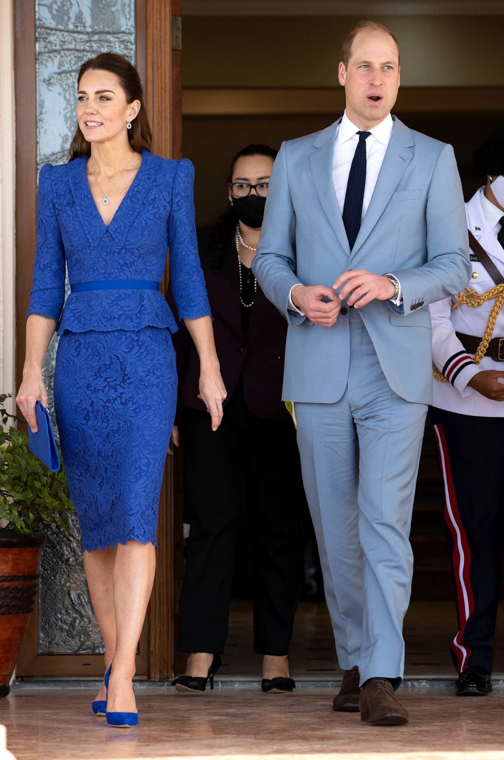 Những chiếc áo hàng hiệu đắt giá của công nương Kate Middleton  ELLE