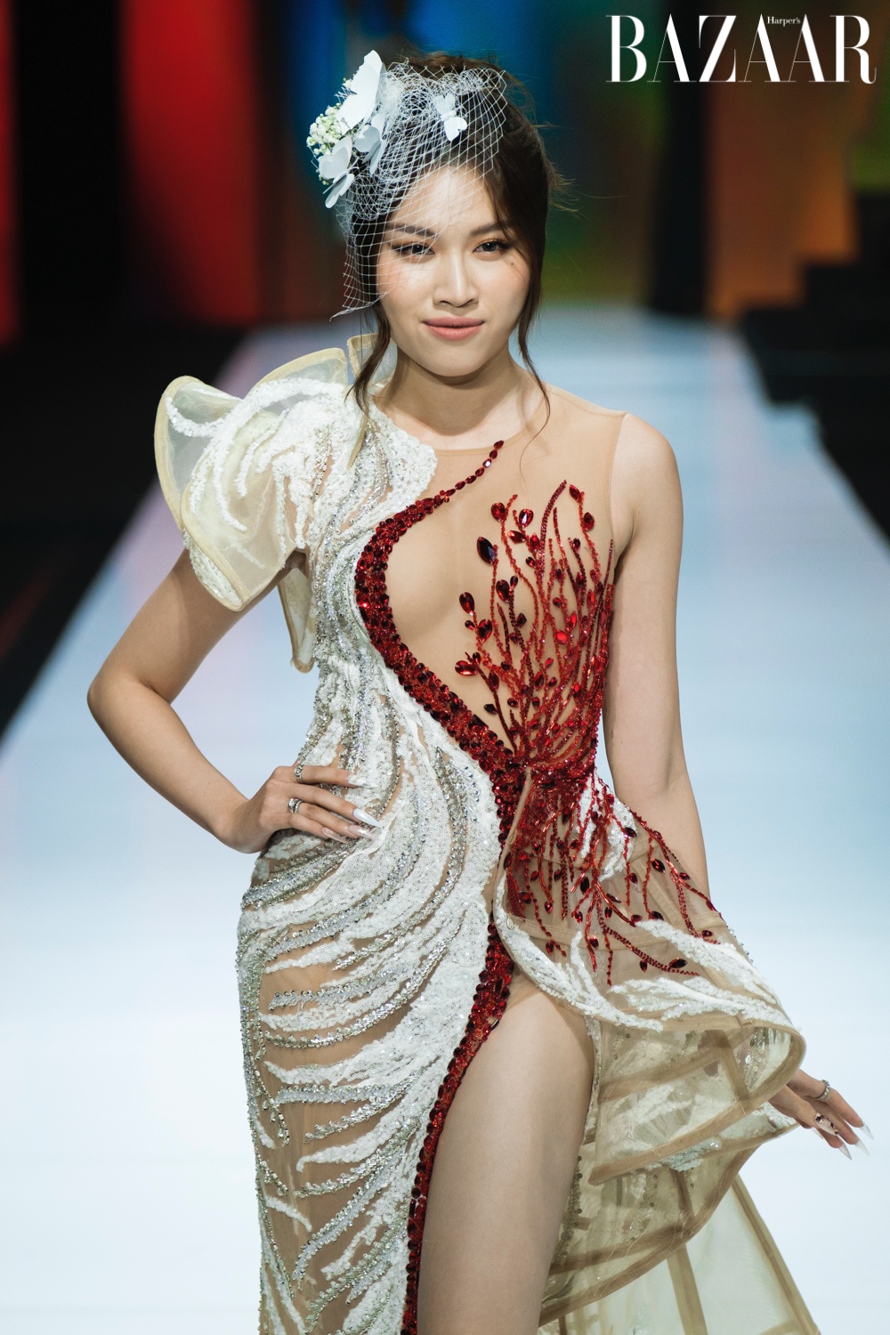 MC Đặng Dương Thanh Thanh Huyền lần đầu thử sức làm người mẫu catwalk trong BST Bướm hoang.