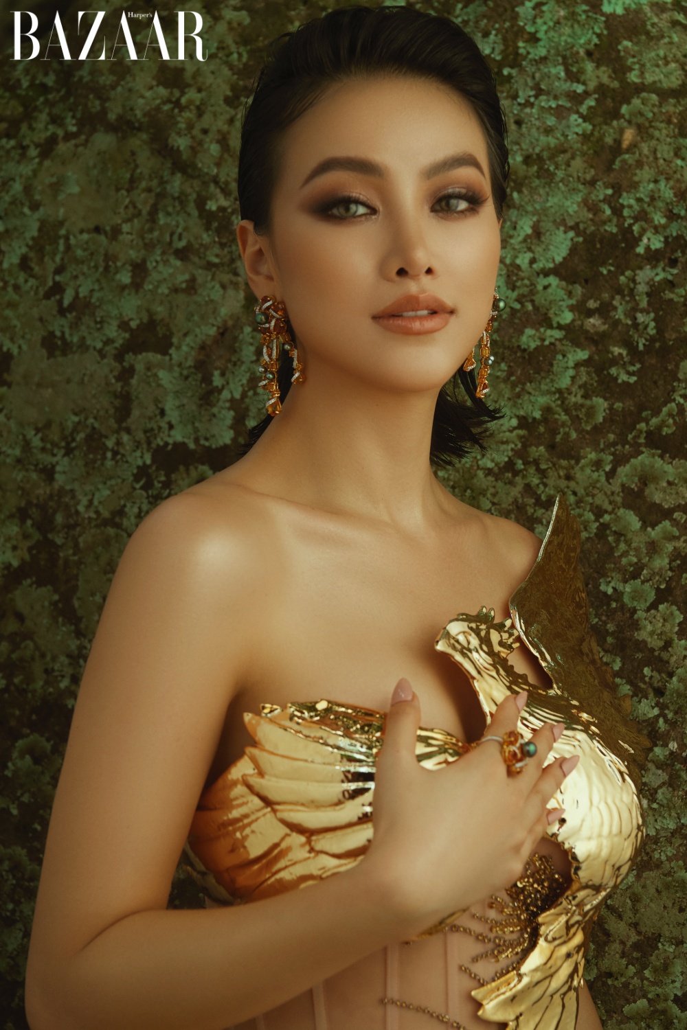 Hoa hậu Phương Khánh trong thiết kế Phượng Hoàng thuộc bộ sưu tập Đất Mẹ của Linh San 