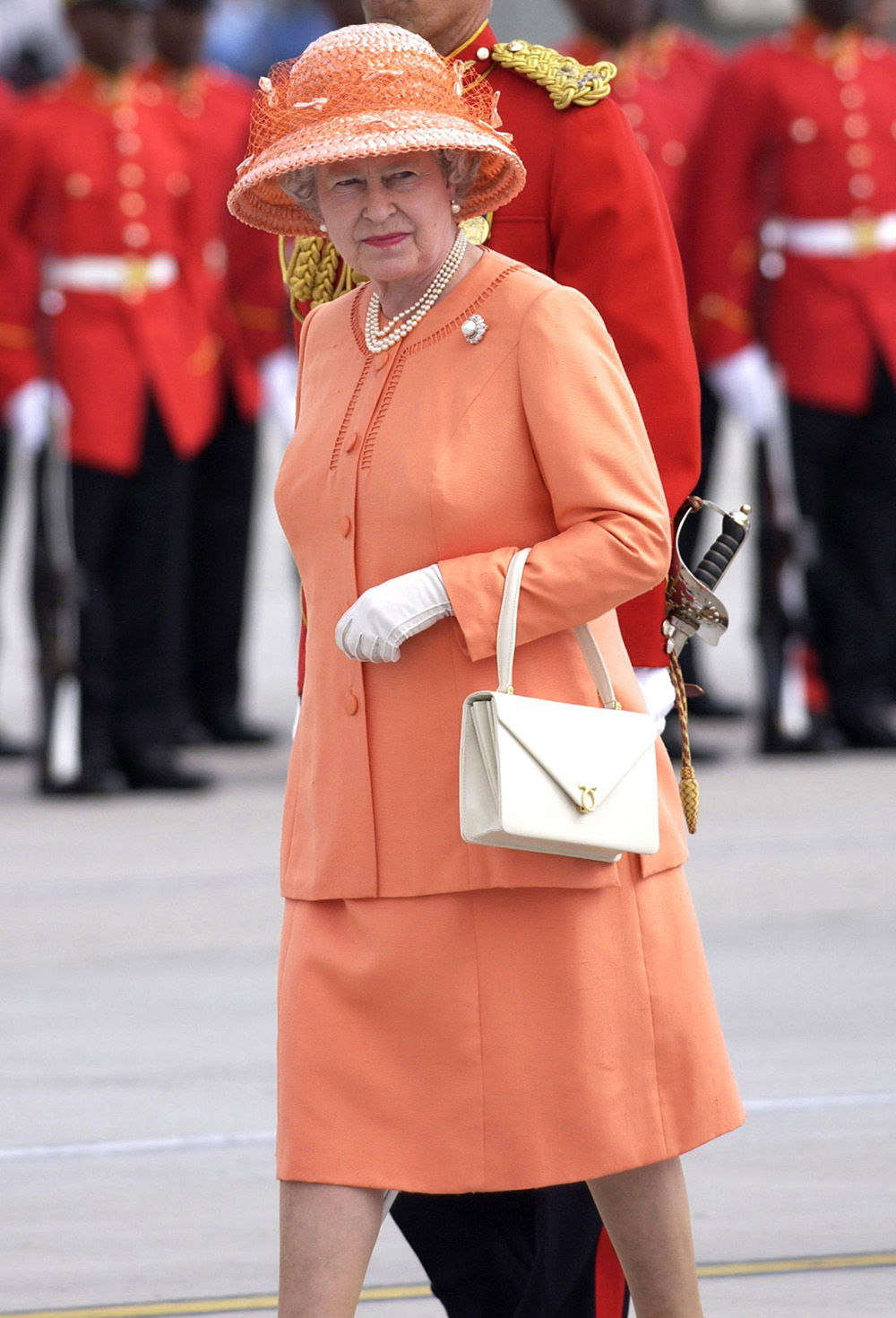 Nữ hoàng Elizabeth II và túi xách Launer