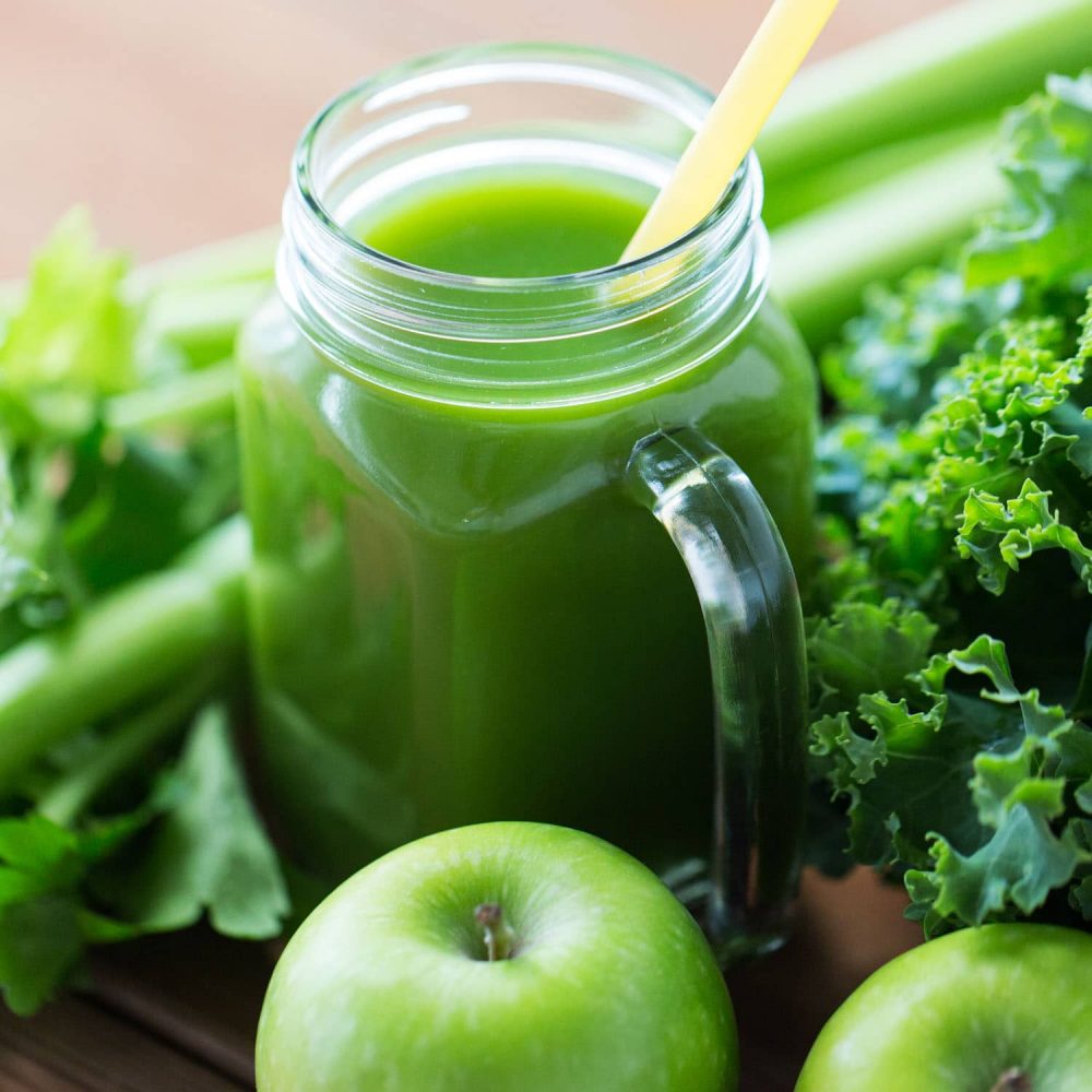 Uống sinh tố rau giảm cân với xà lách, táo xanh và mật ong