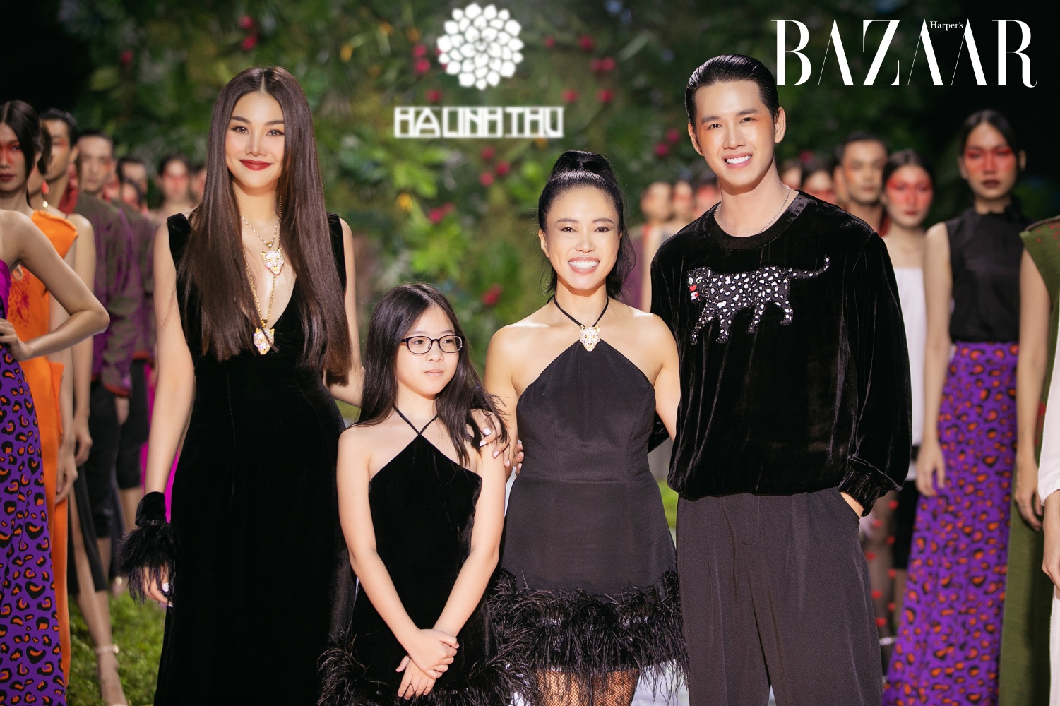 Từ trái sang: siêu mẫu Thanh Hằng, bé Táo Thần (con gái Hà Linh Thư), NTK Hà Linh Thư, Minh Kha – Á Quân Quý ông hoàn mỹ. 
