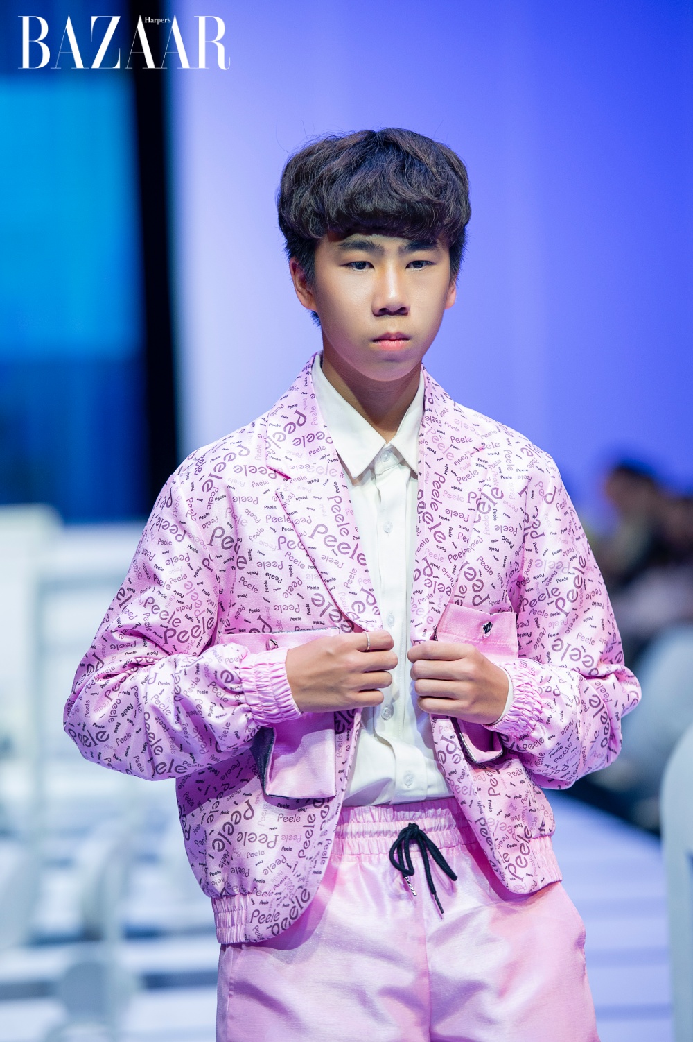 Oscar Vũ chàng mẫu teen sẽ đại diện Việt Nam tham dự cuộc thi Teen Star International 2022 tại Thái Lan vào tháng 8 tới chính là gương mặt mở màn của NTK Việt An tại show diễn.