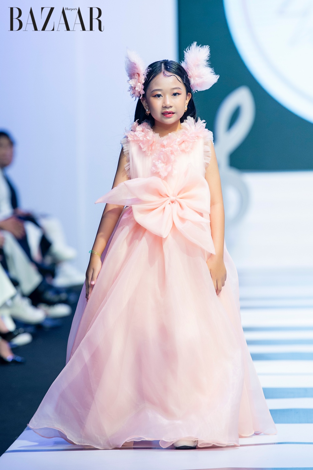 Cô bé Trương Ngọc Diệp Hoá thân thành nàng hồng hạc xinh đẹp trình diễn kết màn cho NTK My Lê.