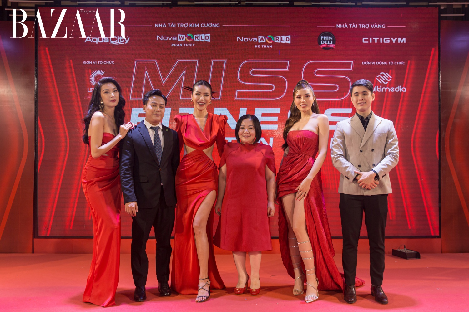 Chị Trang Lê (đầm đỏ), đại diện cho đơn vị sản xuất Miss Fitness Viet Nam 2022 