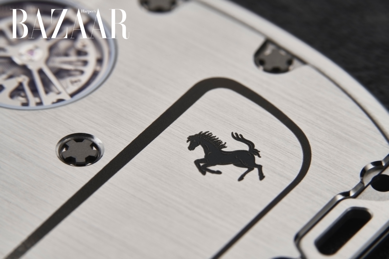 Logo Ferrari, huyền thoại ô tô Ý xuất hiện trên chiếc đồng hồ 