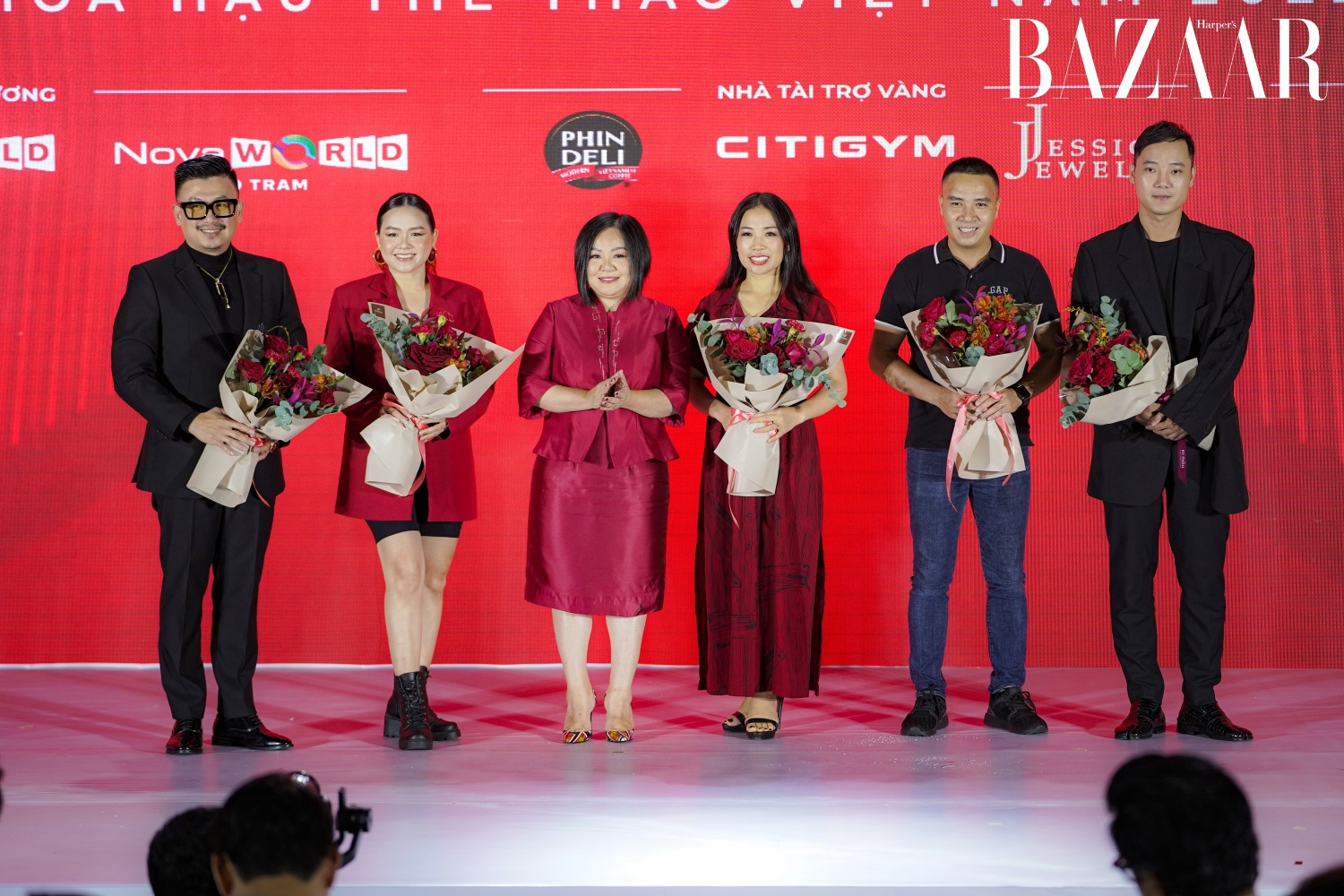 Bà Trang Lê (đầm đỏ), đại diện đơn vị sản xuất Hoa hậu Thể thao Việt Nam – Miss Fitness Vietnam 2022 và các nhà tài trợ 