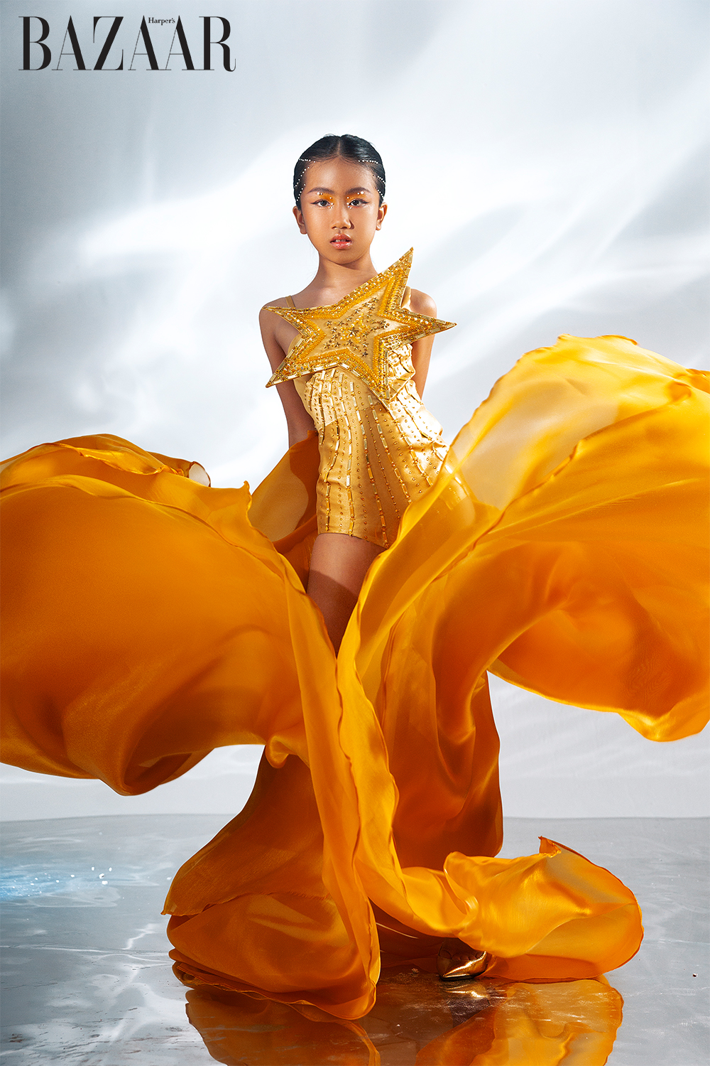 Alice Nguyễn khoe thần thái trong trang phục do Nguyễn Minh Tuấn thiết kế.