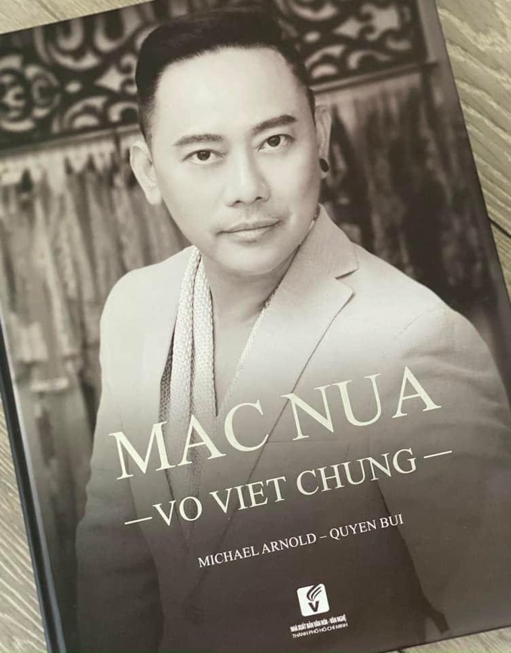 Nhà thiết kế Võ Việt Chung chuẩn bị ra mắt sách về cuộc đời và sự nghiệp thiết kế của mình
